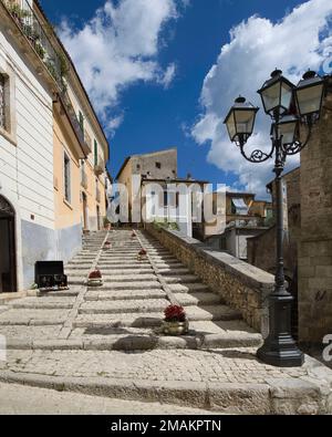 Pacentro, L`Aquila Italien - 20. August 2022: Schritte in der Via del Colle Stockfoto